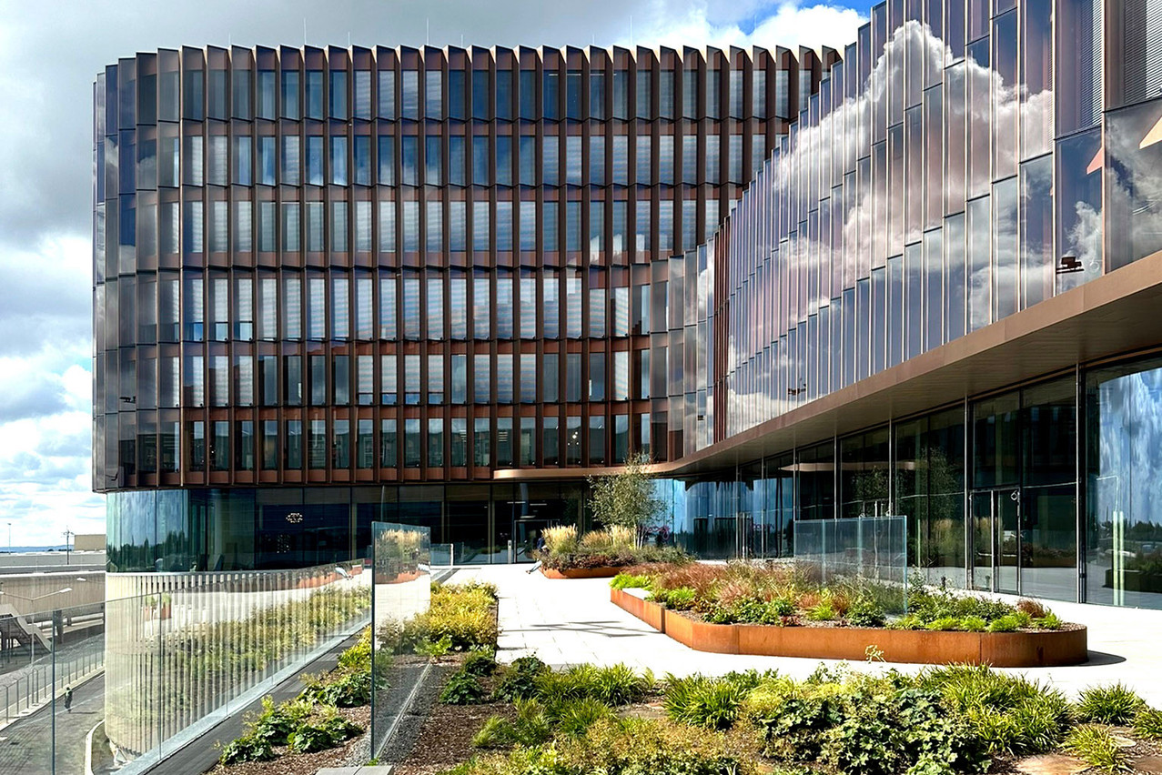 À l’extérieur, des zones plantées sont aménagées en toiture. (Photo: Metaform Architects)