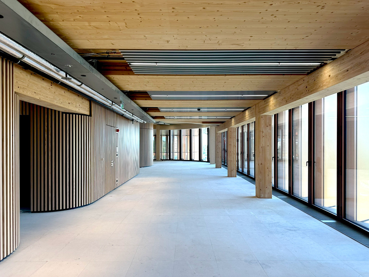 Le bois est largement présent dans les aménagements intérieurs. (Photo: Metaform Architects)