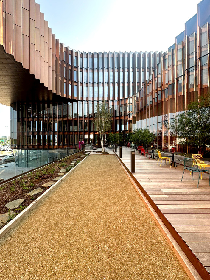 En cœur de bâtiment, on trouve aussi des cours intérieures. (Photo: Metaform Architects)