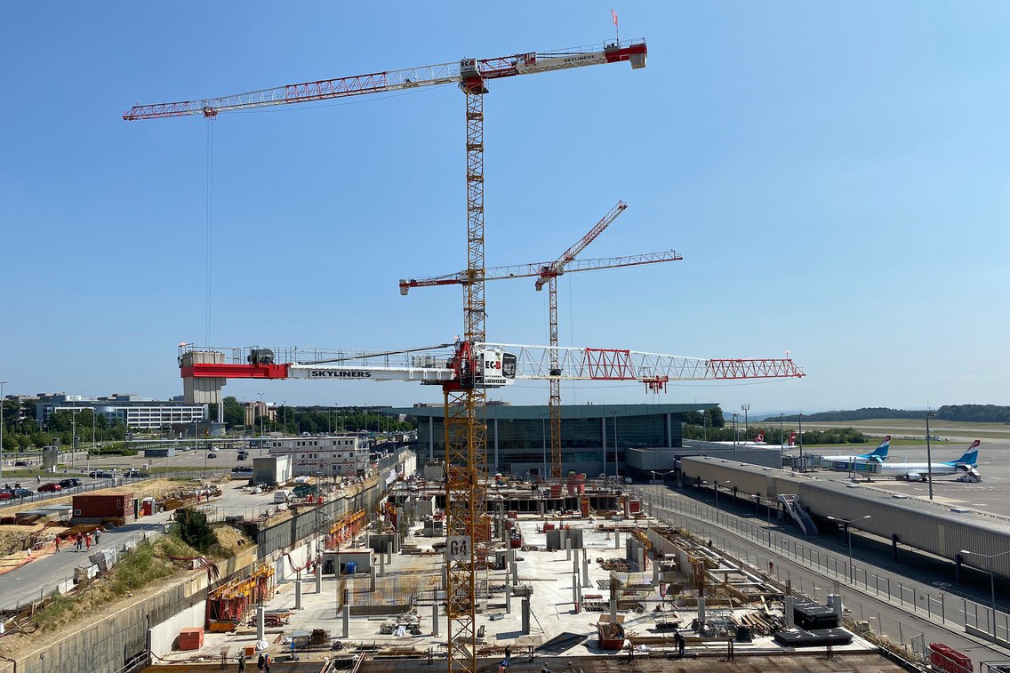 Le chantier du Skypark se déroule au pied des pistes de l’aéroport du Luxembourg. (Photo: Costantini)