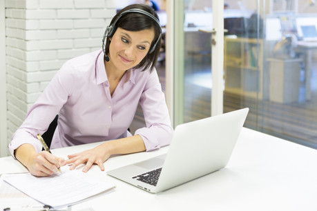 En 10 ans, le nombre de minutes passées au téléphone a diminué de moitié, la faute principalement aux nouveaux moyens de communication par internet, comme Skype. (Photo: Shutterstock)