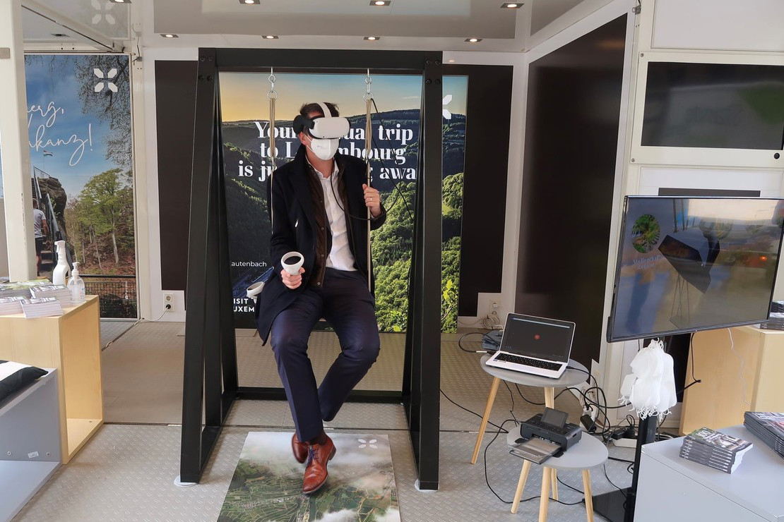 Le ministre des Classes moyennes et du Tourisme, Lex Delles, parti se promener au Luxembourg en balançoire à réalité virtuelle. (Photo: SIP)