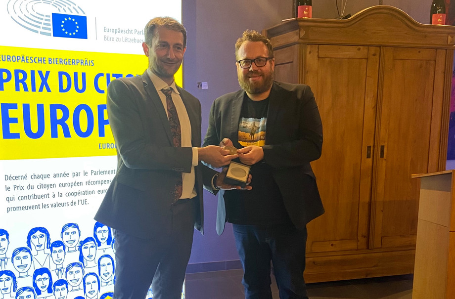 Julien Doussot, president of association Slava Ukrayini, received the European Parliament's European Citizens' Prize 2022 from Luxembourg MEP Christophe Hansen (CSV). (Photo: Jeremy Zabatta)