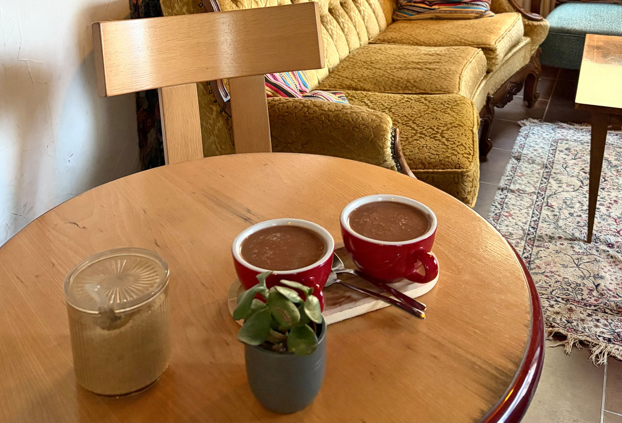 End your meal on a sweet note rather than a big cake, that’s the option offered by the Konrad with its succulent hot chocolate, which is also available to take away (to show off in the streets of Bonnevoie, cup in hand, cap screwed on the head, New York bobo style). (Photo: Alix Bellac/Paperjam)