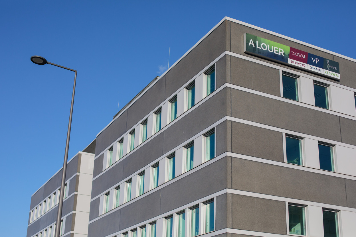 The cost to lease prime office space in the Cloche d’Or district has climbed by €2 per square meter per month, according to Cushman & Wakefield. Library picture: An office building with a “to let” sign is seen in Cloche d’Or, 5 November 2021. Photo: Matic Zorman