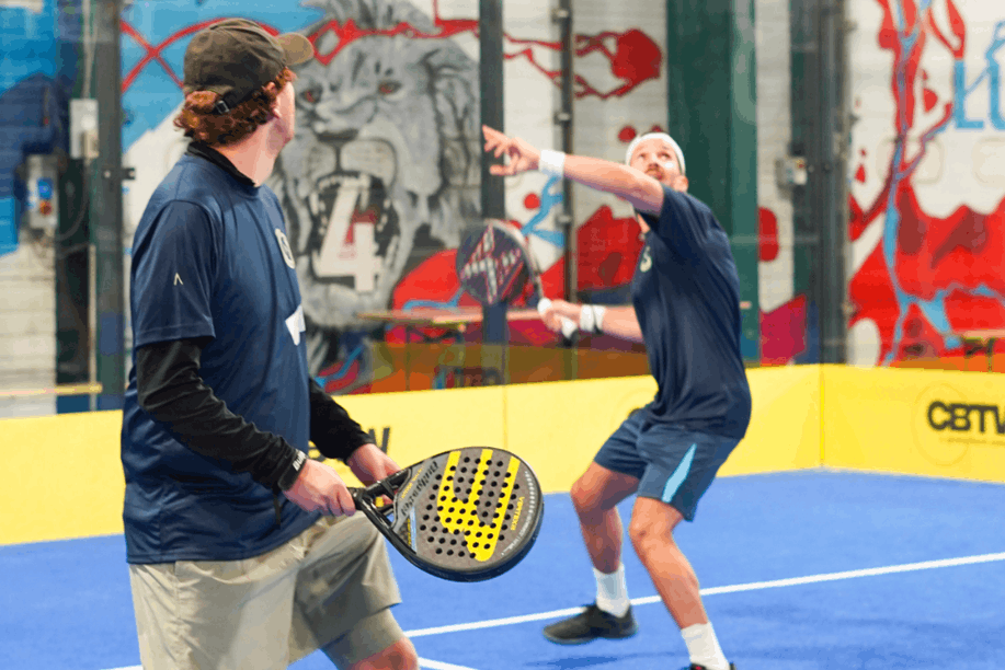 Première Smart Padel Cup réussie: du jeu, du réseau et une ambiance conviviale pour réunir clients, partenaires et équipe. (Photo: Smart médias)