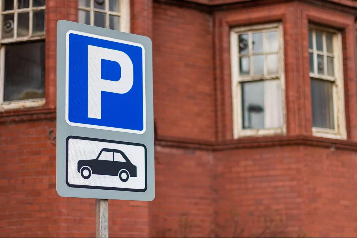 La gestion du stationnement au Luxembourg: comment le smart parking peut-il aider les entreprises à répondre aux besoins de leurs collaborateurs et à faciliter leur venue sur site? (Photo libre de droits)