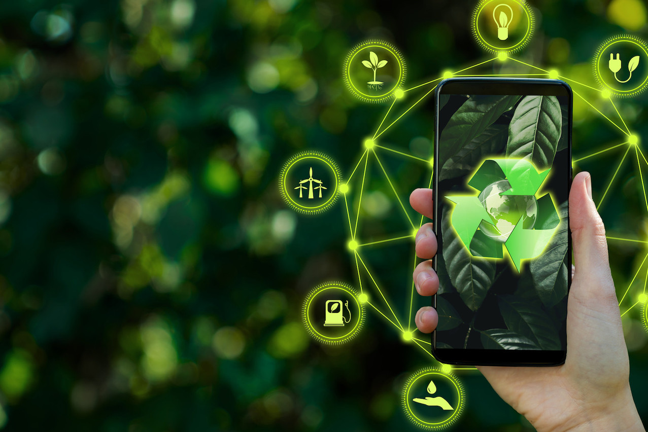 La question de l’impact environnemental des smartphones se pose de plus en plus. Et les initiatives qui permettent de les évaluer aussi, pour informer le consommateur. (Photo: Shutterstock)
