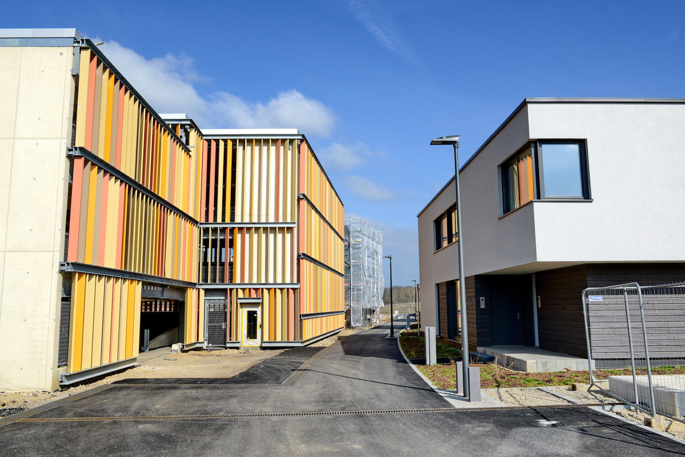 Vue des nouvelles constructions à Elmen, avec, à gauche, le parking centralisé. (Photo: Médiathèque Commune de Kehlen – Raymond Faber)