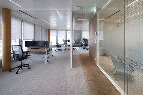 The floors are fitted out with modular equipment to meet new working habits based on mobility and flex office. Photo: Guy Wolff/Maison Moderne