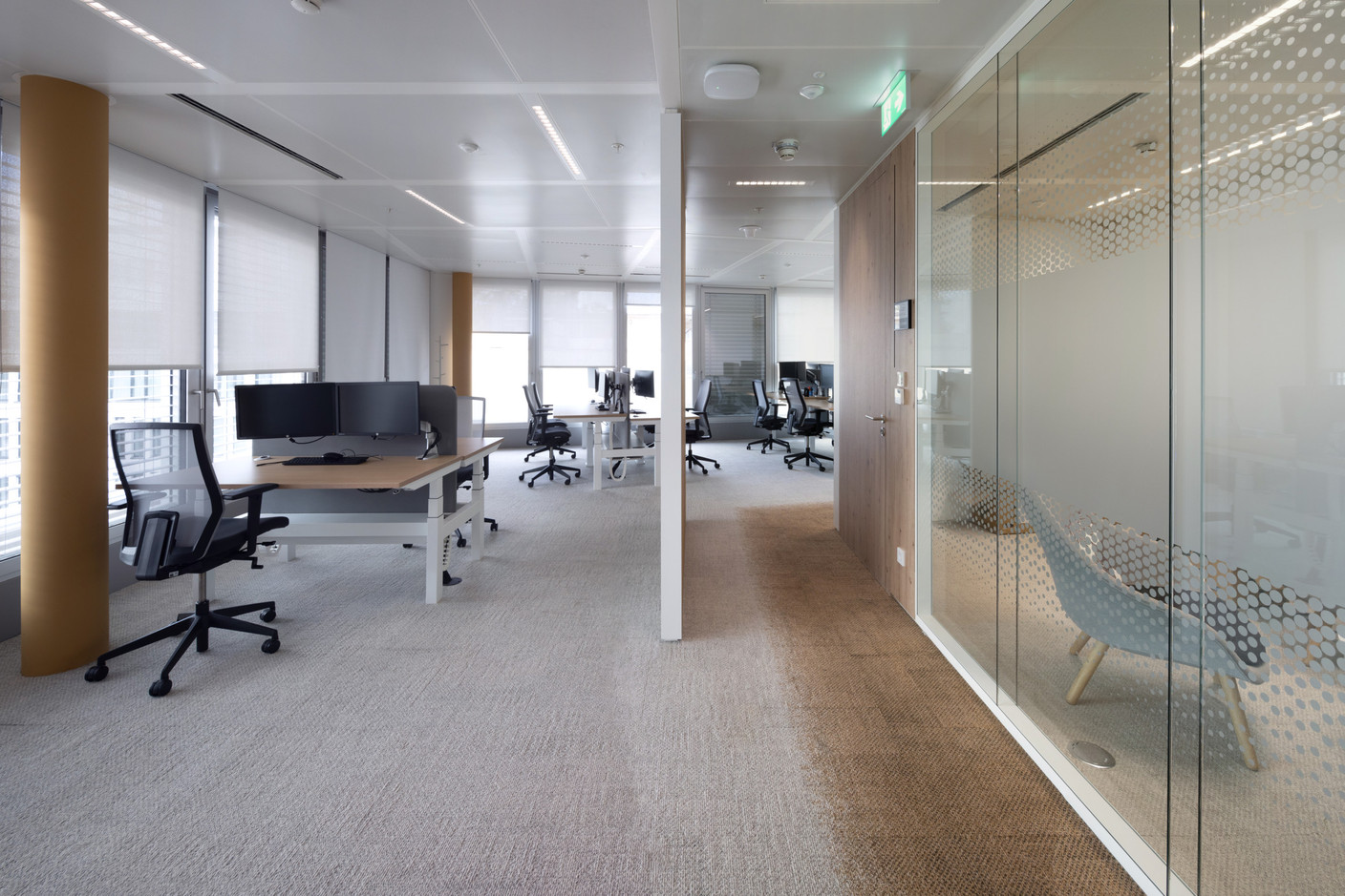 The floors are fitted out with modular equipment to meet new working habits based on mobility and flex office. Photo: Guy Wolff/Maison Moderne