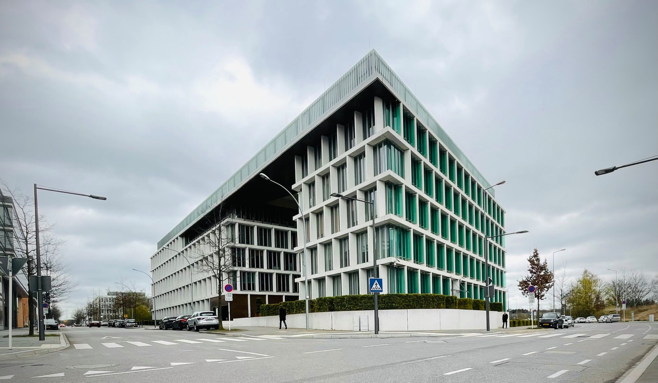 In order to reduce expenses by €1.4bn, Commerzbank announced in 2021 a restructuring plan which will do away with 10,000 jobs and lead to the closure of 450 of the bank's 790 branches in Germany.  Photo: Guy Wolff/Maison Moderne