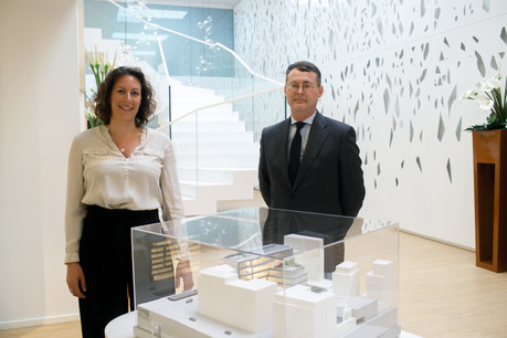 Laetitia Carrière, responsable de l’immobilier, et Arnaud Jacquemin, CEO de SG Luxembourg, devant la maquette de l’Arsenal, le futur siège du groupe à Luxembourg. (Photo: Matic Zorman/Maison Moderne)