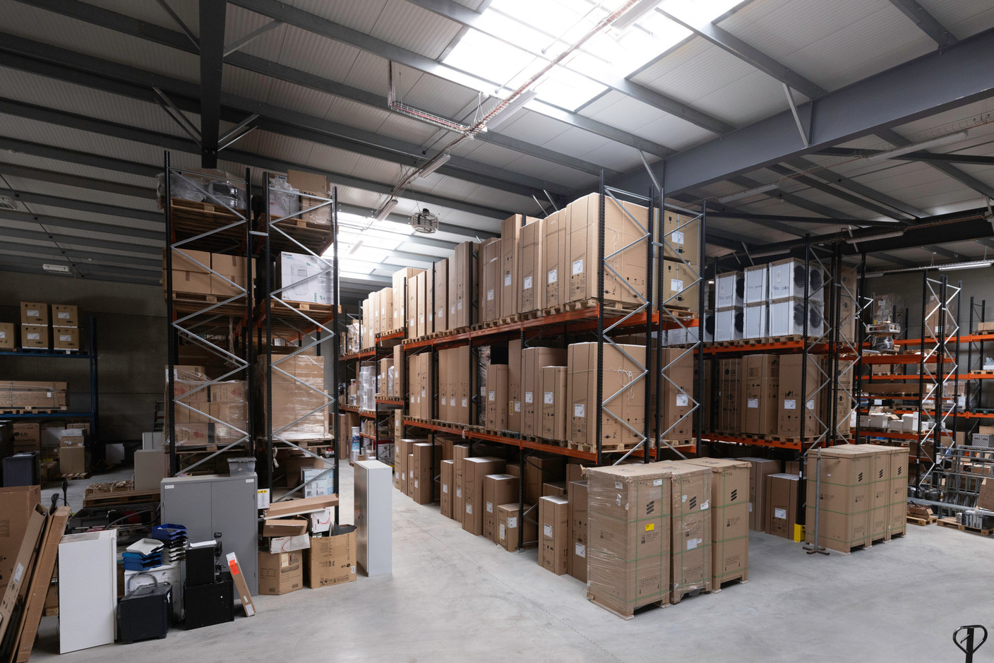 Le hall de stockage de 1.400m2 abrite bon nombre d’appareils électroménagers, dont Sogel est l’importateur exclusif au Luxembourg pour une série de marques. (Photo: Guy Wolff/Maison Moderne)