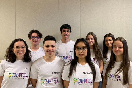 Lisa Pesole, Philippe Nunes, Laura Arend, Daniel Fernandes, Sabrina Torres, João Gomes, Quynh Han Lien et Merjam Sehic ont remporté la troisième place au concours des Mini-entreprises 2020. Ils recyclent les savons d’hôtel, voués à être jetés, en les transformant en crayons de couleur. (Photo: Sohtel)