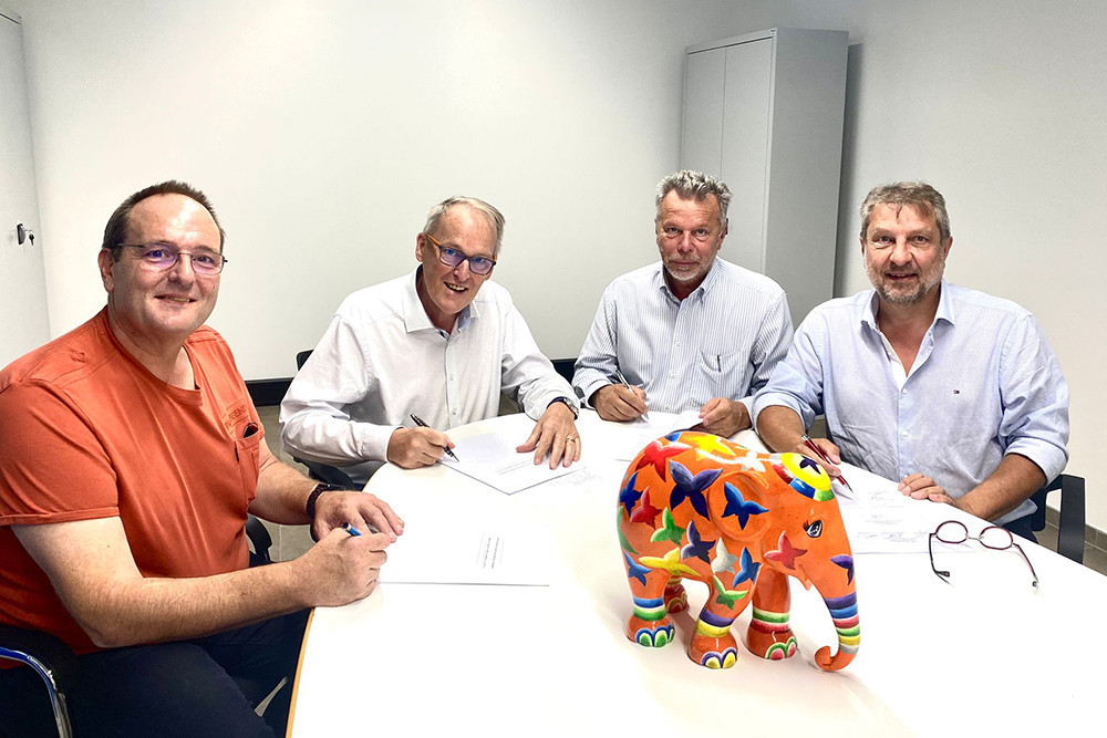 Joe Schlink (l’un des gérants de Coviva), Robert Hein (fondateur de Päiperléck), Romain Mauer et Daniel Nitschaeff (tous les deux gérants de Coviva) lors de la signature de la reprise. (Photo: Päiperléck)