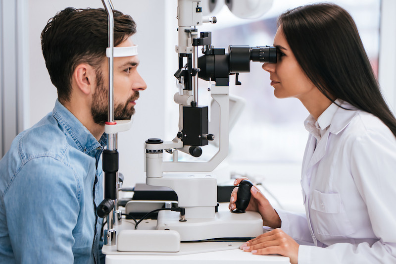Une intervention ophtalmologique urgente doit être remboursée par la sécurité sociale même si elle a eu lieu dans un autre pays européen, selon la CJUE. (Photo: Shutterstock)