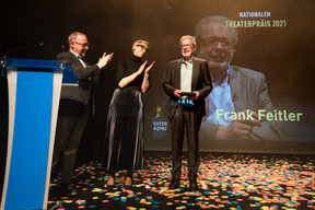 Claude Mangen et Sam Tanson ont remis le premier Nationalen Theaterpräis avec émoi à Frank Feitler, grand monsieur du théâtre luxembourgeois… ((Photo: Nader Ghavami/Maison Moderne))