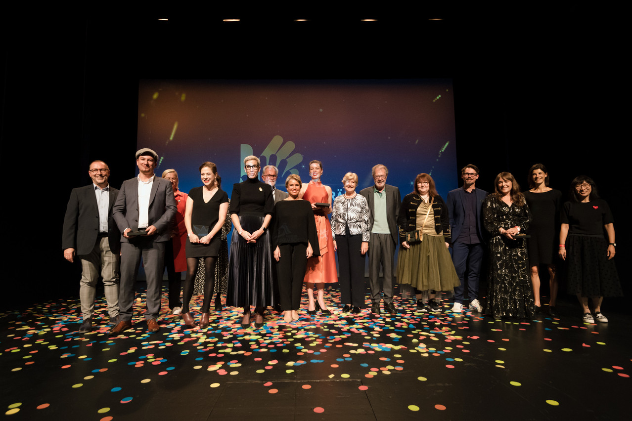 Le jury et les lauréats presque au complet autour de S.A.R. la Grande-Duchesse Maria Teresa, sur la scène des Lëtzebuerger Theaterpräisser et du Lëtzebuerger Danzpräis. (Photo: Nader Ghavami/Maison Moderne)