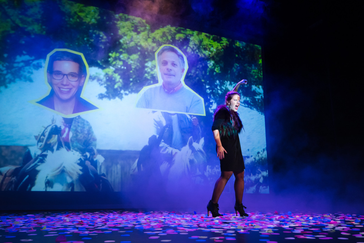 La conteuse Betsy Dentzer s’est révélée un choix particulièrement judicieux pour la présentation à la fois très préparée et pleine d’énergie positive, non sans une pointe d’humour grinçant, de ces premiers prix combinés… (Photo: Nader Ghavami/Maison Moderne)