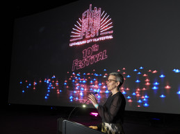 Sam Tanson lors de son discours à la cérémonie d'ouverture du LuxFilmFest. ((Photo: CNA/Romain Girtgen))