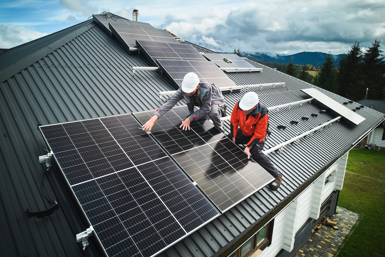 Individuals will be able to pre-finance their solar installation, paying only their share of the cost, while the installer will be reimbursed “within a short period of time” by the government. Photo: Shutterstock
