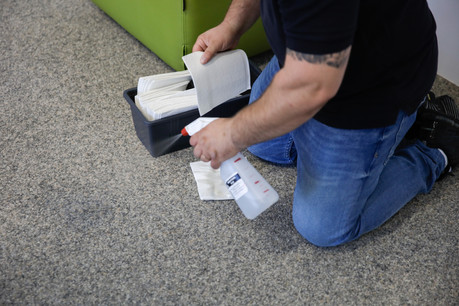 Plusieurs entreprises de nettoyage ont dû embaucher du personnel pendant la crise, face à une augmentation de la demande en désinfection. D’autres perdent une partie de leur travail à cause du home office. (Photo: Romain Gamba / Maison Moderne)