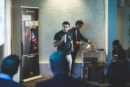 Le CEO d’Ama Mundu Technologies, Vincent Popoff, présente sa solution lors du quatrième round des «Start-up Stories», mercredi 13 novembre, dans les locaux de The Office. (Photo: Arthur Ranzy)