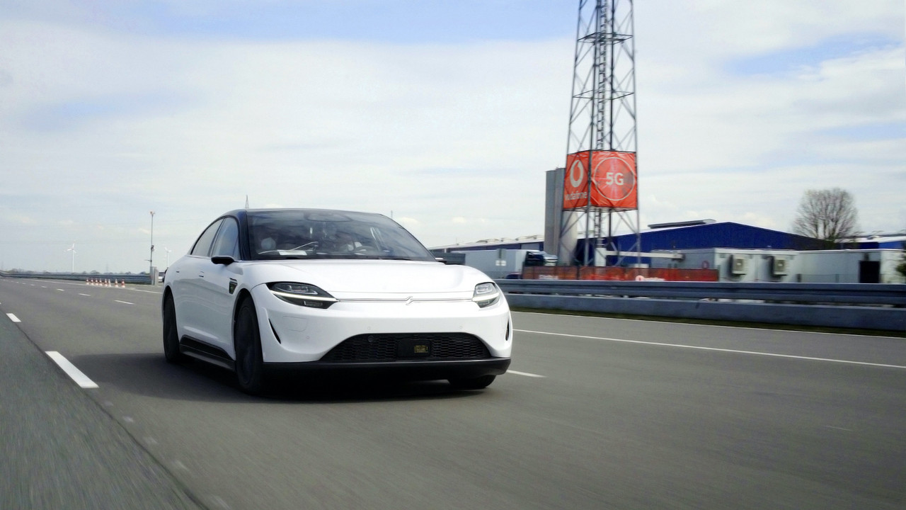 Pour la première fois, un véhicule est doté de la 5G permanente… tout en étant «conduit» par un ingénieur situé à plus de 9.000 kilomètres de là. (Photo: Sony/Vodafone)