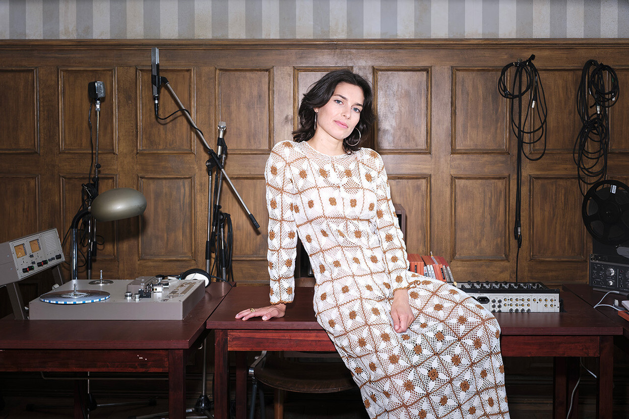 Between takes, Sophie Mousel on the set of Glenn Gould Lovers in Remich. (Photo: Jan Hanrion/Paperjam)