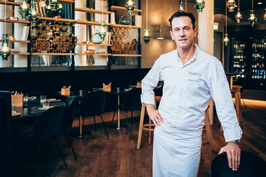 At Tempo chef Morris Clip offers not only a creative and tasty menu but also a nice list of hot and cold nibbles to share for the aperitif... Maison Moderne