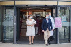 Sortie de maternité de S.A.R. le Prince Charles – 13.05.2020 ((Photo: Matic Zorman / Maison Moderne))