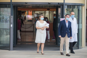 Sortie de maternité de S.A.R. le Prince Charles – 13.05.2020 ((Photo: Matic Zorman / Maison Moderne))