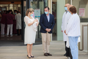 Sortie de maternité de S.A.R. le Prince Charles – 13.05.2020 ((Photo: Matic Zorman / Maison Moderne))