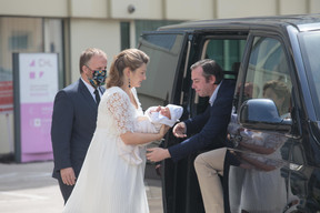Sortie de maternité de S.A.R. le Prince Charles – 13.05.2020 ((Photo: Matic Zorman / Maison Moderne))