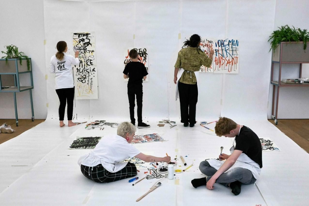 Ce week-end, laissez votre empreinte sur les murs blancs du Mudam avec vos dessins, mots et idées, contribuant ainsi à une œuvre d’art collective pour réinventer la vision d’un musée contemporain. (Photo: Sacha Rein/Mudam Luxembourg)