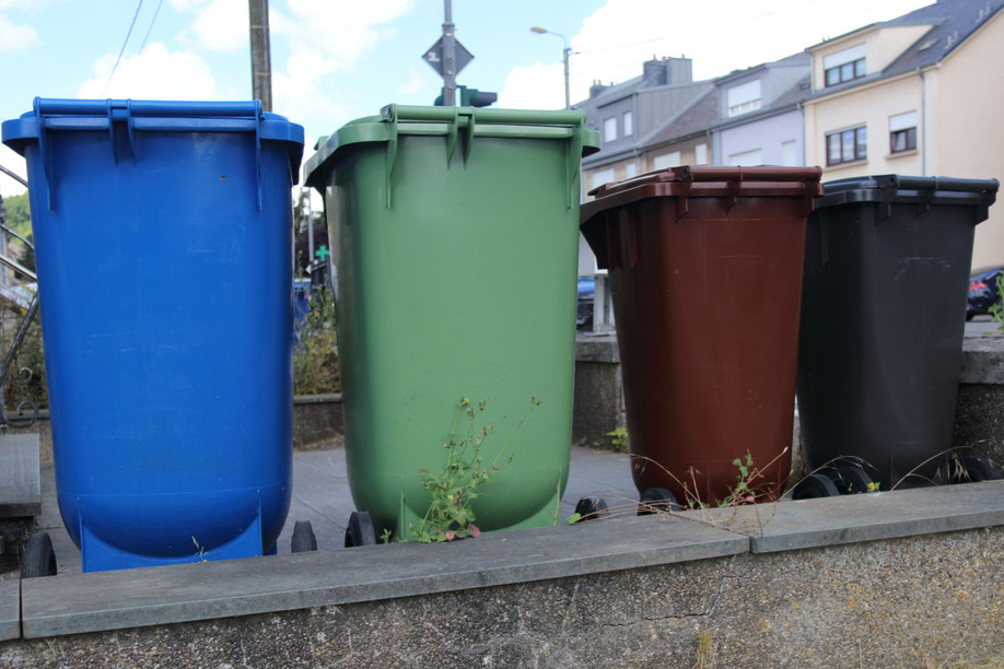 Luxembourg’s garbage containers are colour-coded: blue for paper, green for glass, brown for organic waste and black for mixed waste. Photo: Maison Moderne