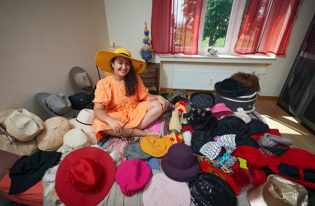 Les chapeaux sont présents dans le quotidien de Fatima Rougi depuis son enfance. (Photo: Andrés Lejona/Maison Moderne)
