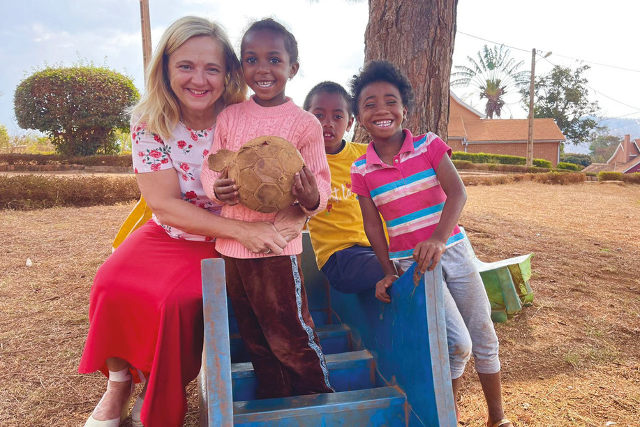 Sophie Glesener meets children from the Vontovorona ecovillage in Madagascar. (Photo: SOS Villages d’Enfants Monde)