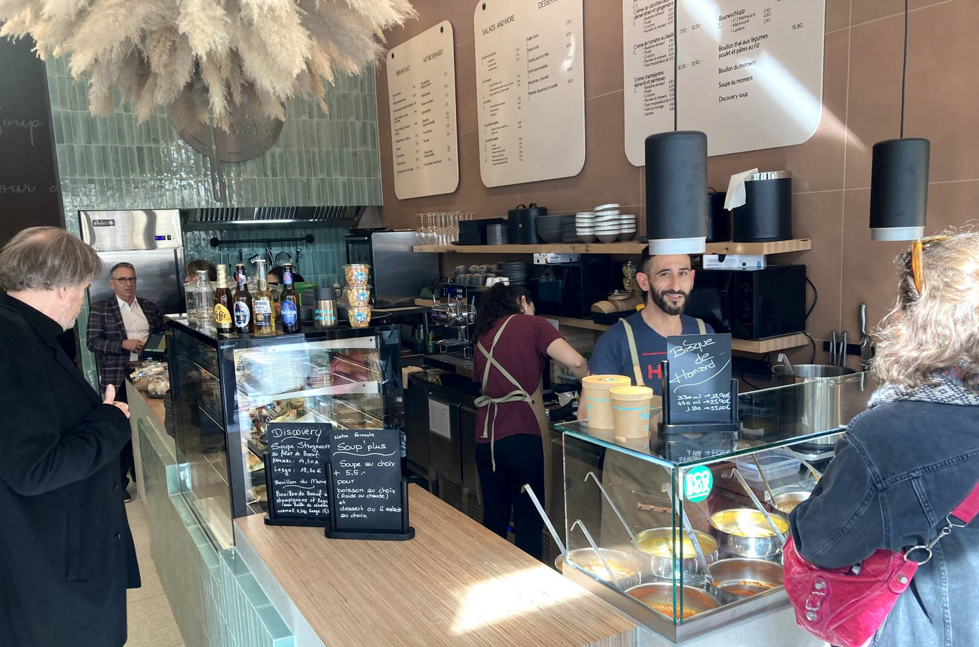 Depuis l’entrée, les clients découvrent le comptoir où sont présentées les soupes et les salades. (Photo: Paperjam.lu)