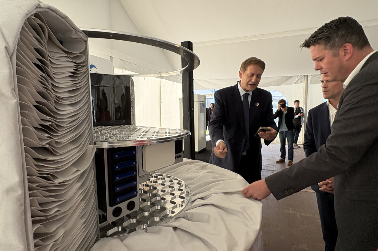 Space Cargo Unlimited CEO Nicolas Gaume presents BentoBox, an automated module managing energy, data and environmental conditions for microgravity experiments, to Minister Lex Delles. (Photo: Paperjam/archives)