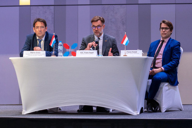 Accompagnés par Mario Grotz (à gauche), Franz Fayot et Pierre Festal, partner de Promus Ventures, ont confirmé des capacités d’investissement dans des start-up de l’espace de 120 millions d’euros. (Photo: SIP/Emmanuel Claude)