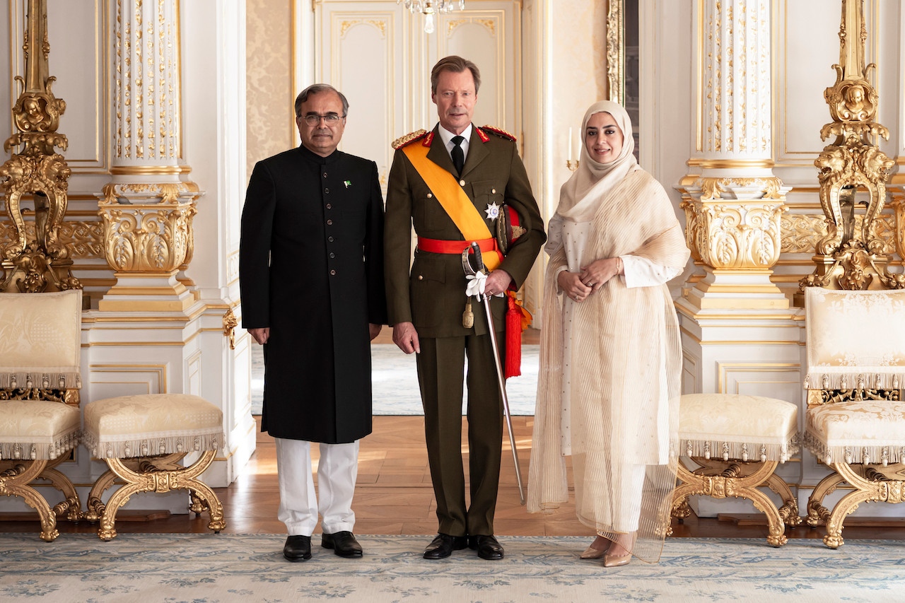 Pakistan’s new ambassador Dr. Asad Majeed Khan and his wife are pictured at the palace with Grand Duke Henri (c) Maison du Grand-Duc