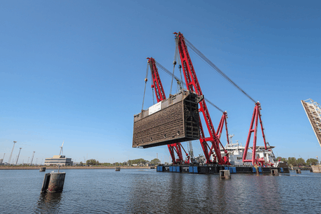Le Gulliver, navire-grue capable de lever 3.000 tonnes, a mis 19 heures pour enlever une des quatre portes de l’écluse Pierre Vandamme. (Photo: Jan De Nul)