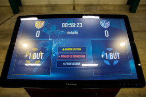 Des écrans tactiles permettent aux joueurs de suivre les scores mais aussi de marquer sur l’enregistrement vidéo leurs meilleures actions. (Photo: Matic Zorman / Maison Moderne)