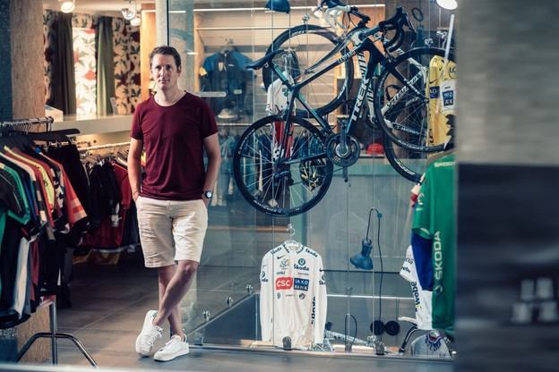 Andy Schleck n’est pas conservateur mais s’est quand même offert une petite galerie de souvenirs dans son magasin d’Itzig. (Photo: Edouard Olszewski)