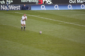 The characteristic position of Jonny Wilkinson, former England striker. The rugby player has turned lecturer. He is now 45 years old. Photo: Neil Balderson/Shutterstock