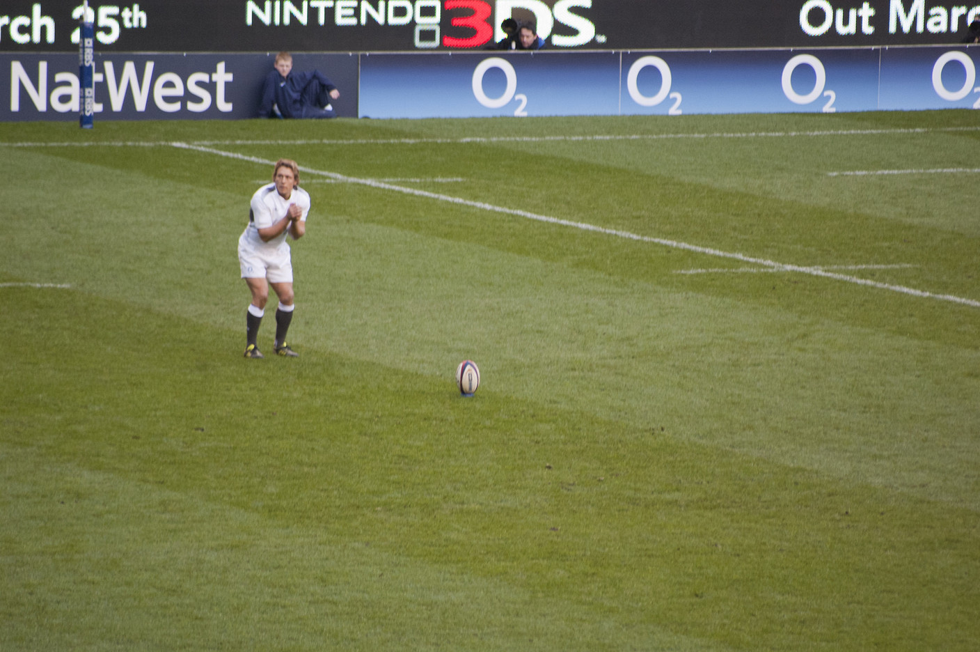 The characteristic position of Jonny Wilkinson, former England striker. The rugby player has turned lecturer. He is now 45 years old. Photo: Neil Balderson/Shutterstock