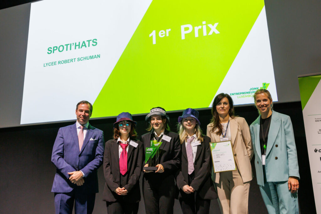 En scannant les bobs de Spoti’Hats, on peut découvrir le titre ou l’album musical sélectionné par le client. (Photo: Jonk Entrepreneuren Luxembourg)