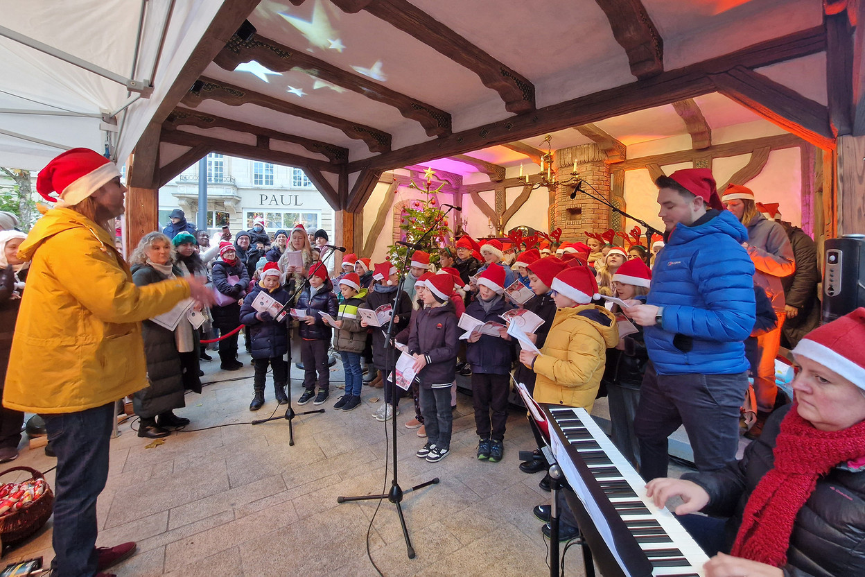 St George’s Primary Choir sang Christmas carols at the Christmas markets in Place de Paris on Sunday, 4 th  December 2022. St George’s International School